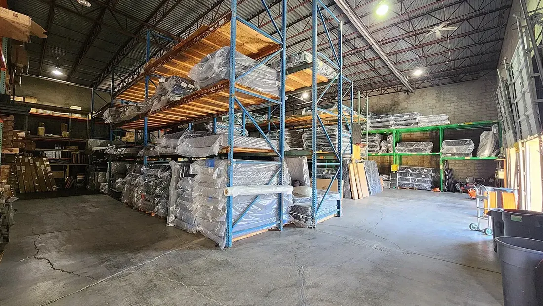 Estanterías del depósito con mercadería