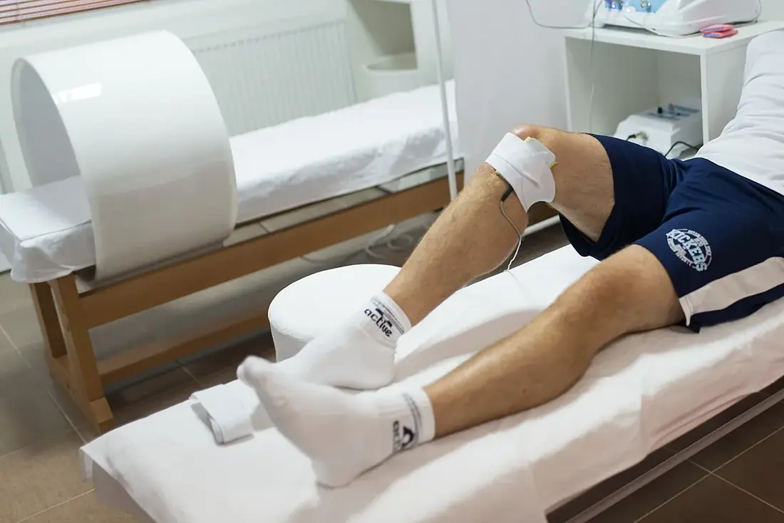 Paciente en tratamiento de rodilla en la camilla