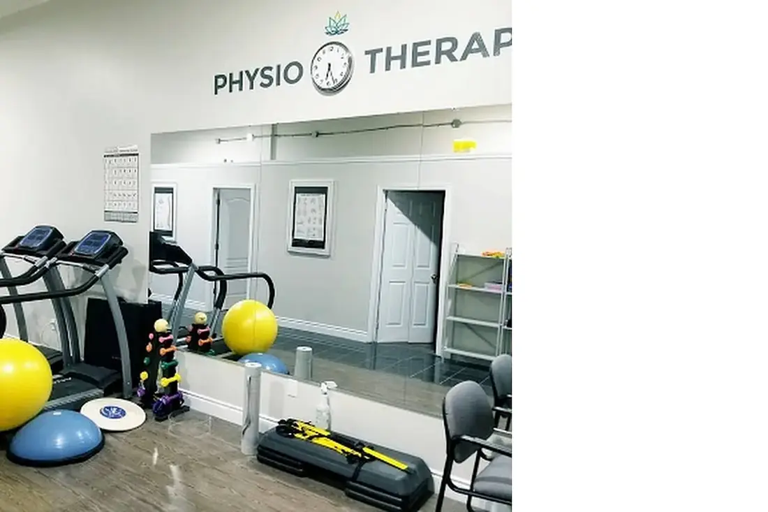 Gimnasio de rehabilitación con pelotas y equipos