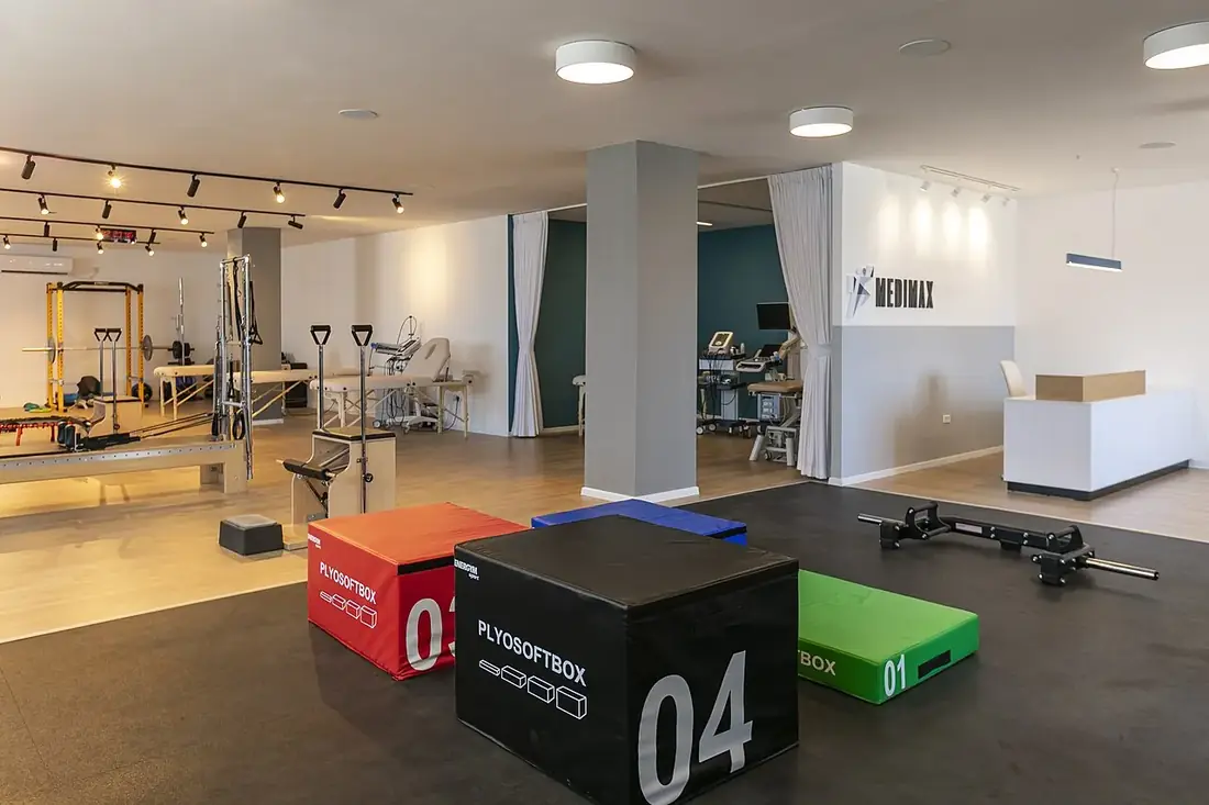 Sala amplia con cajones de pliometría y máquinas