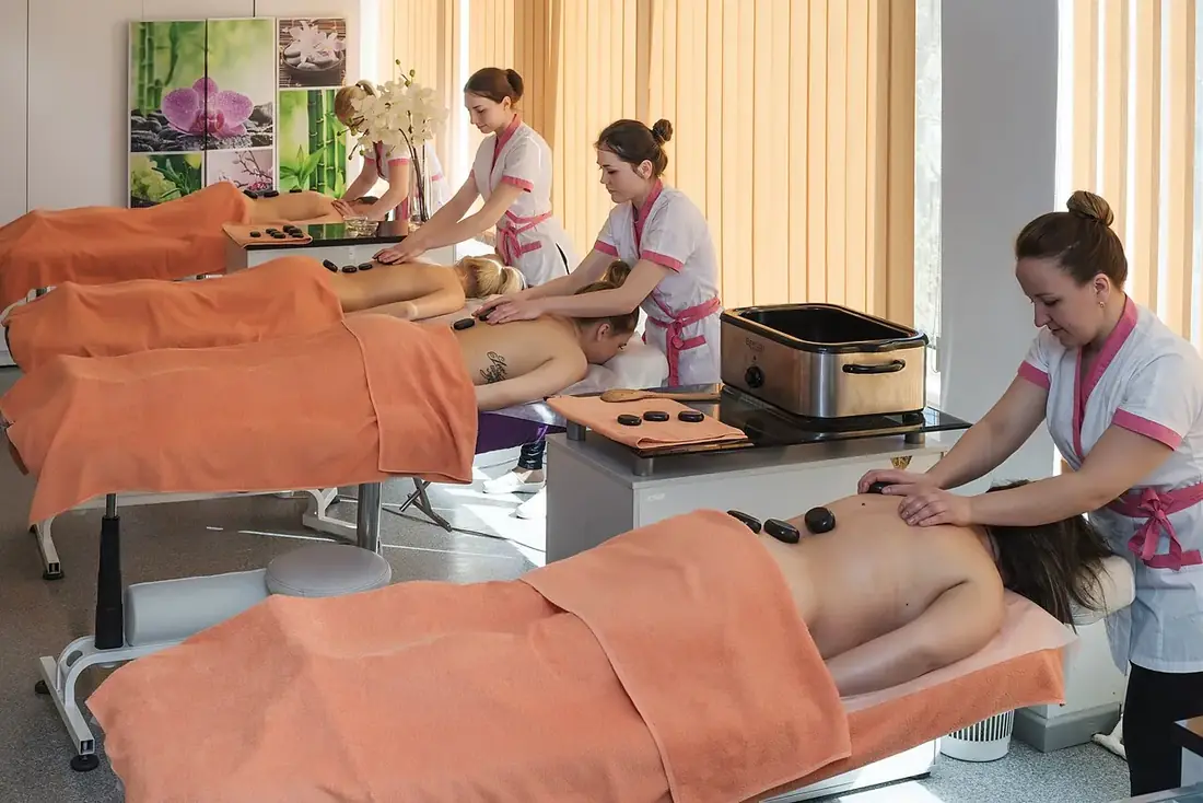 Masaje con piedras calientes en la cabina